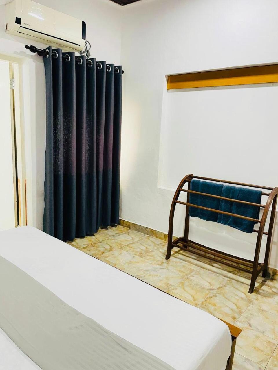 The Beez Hotel Негомбо Екстериор снимка