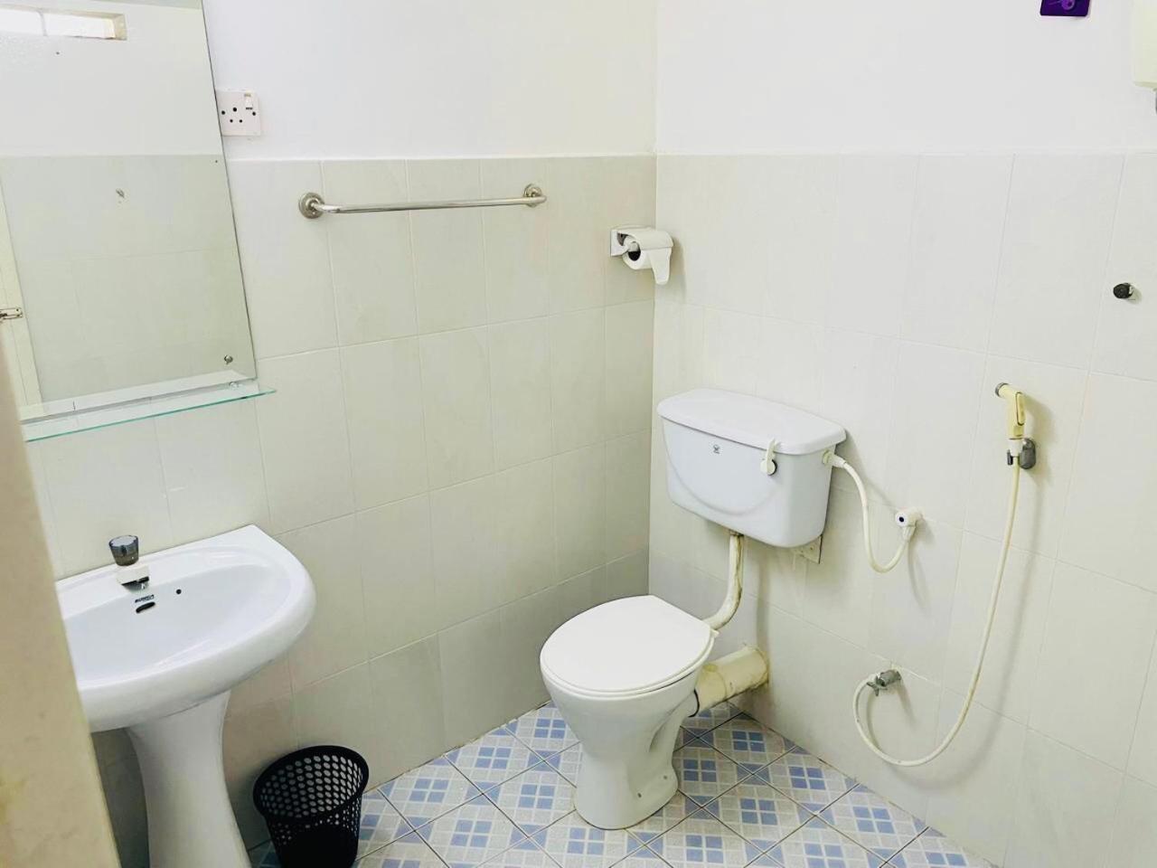 The Beez Hotel Негомбо Екстериор снимка
