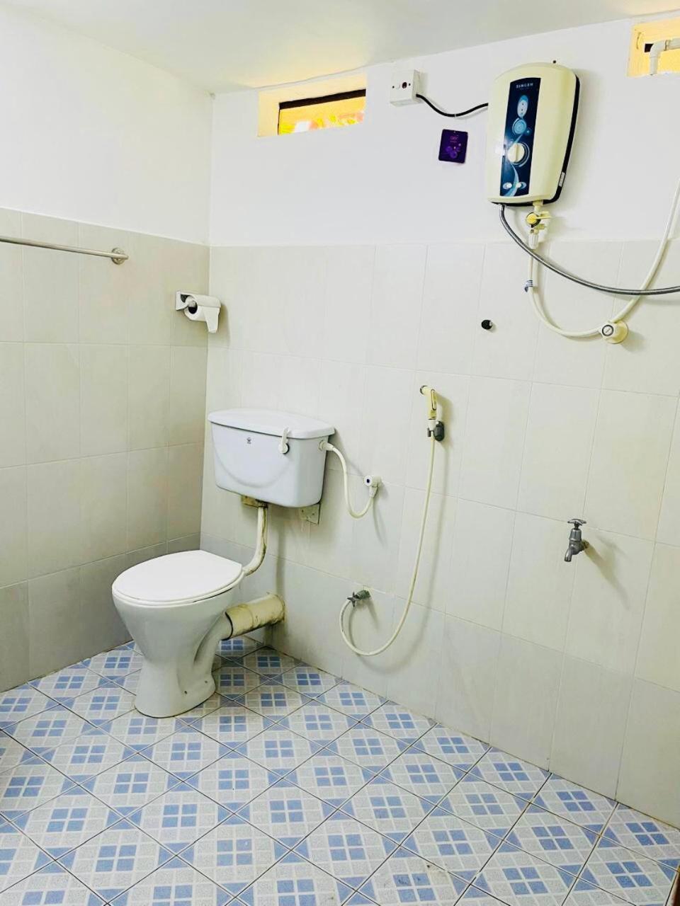 The Beez Hotel Негомбо Екстериор снимка