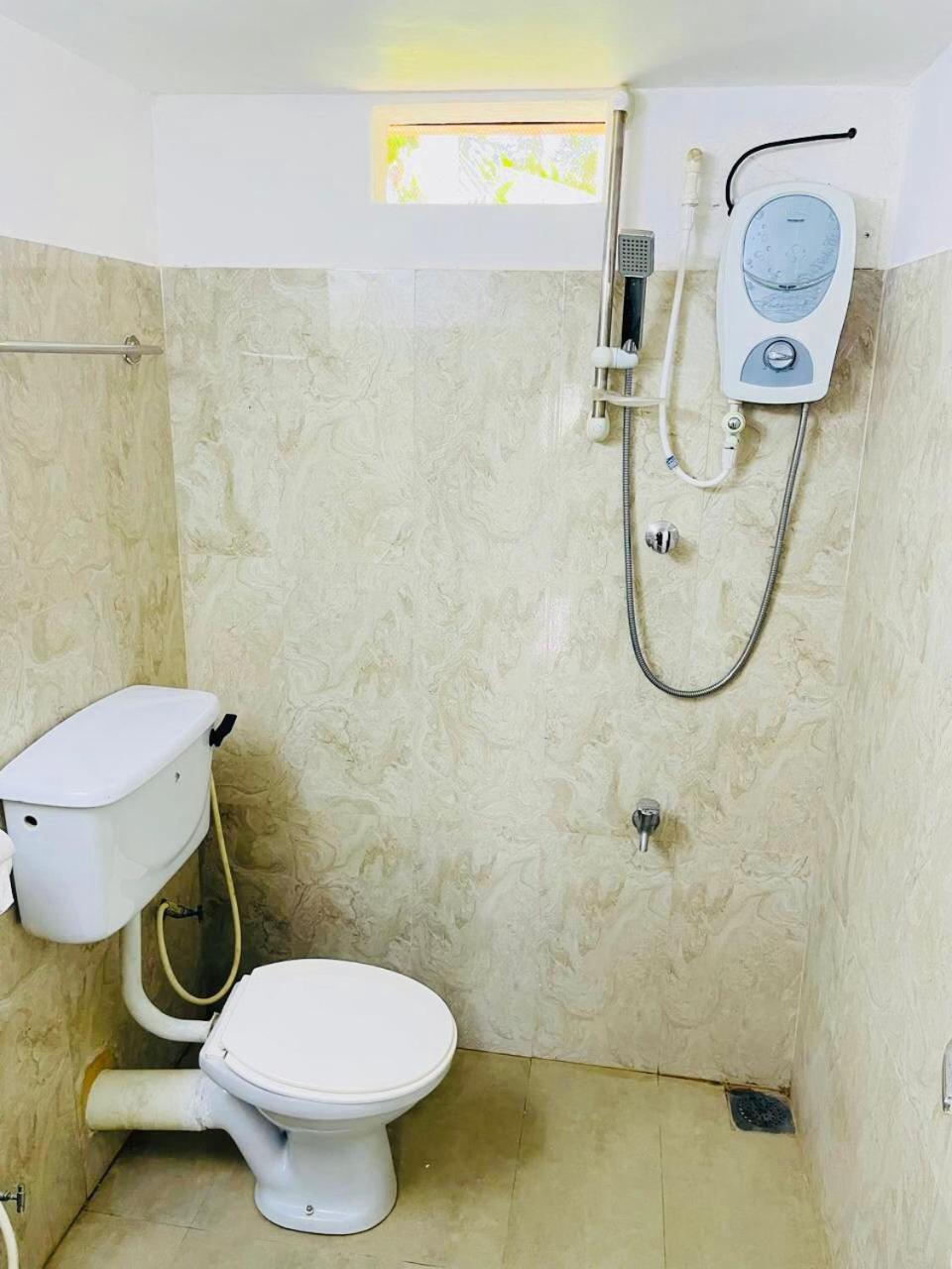 The Beez Hotel Негомбо Екстериор снимка