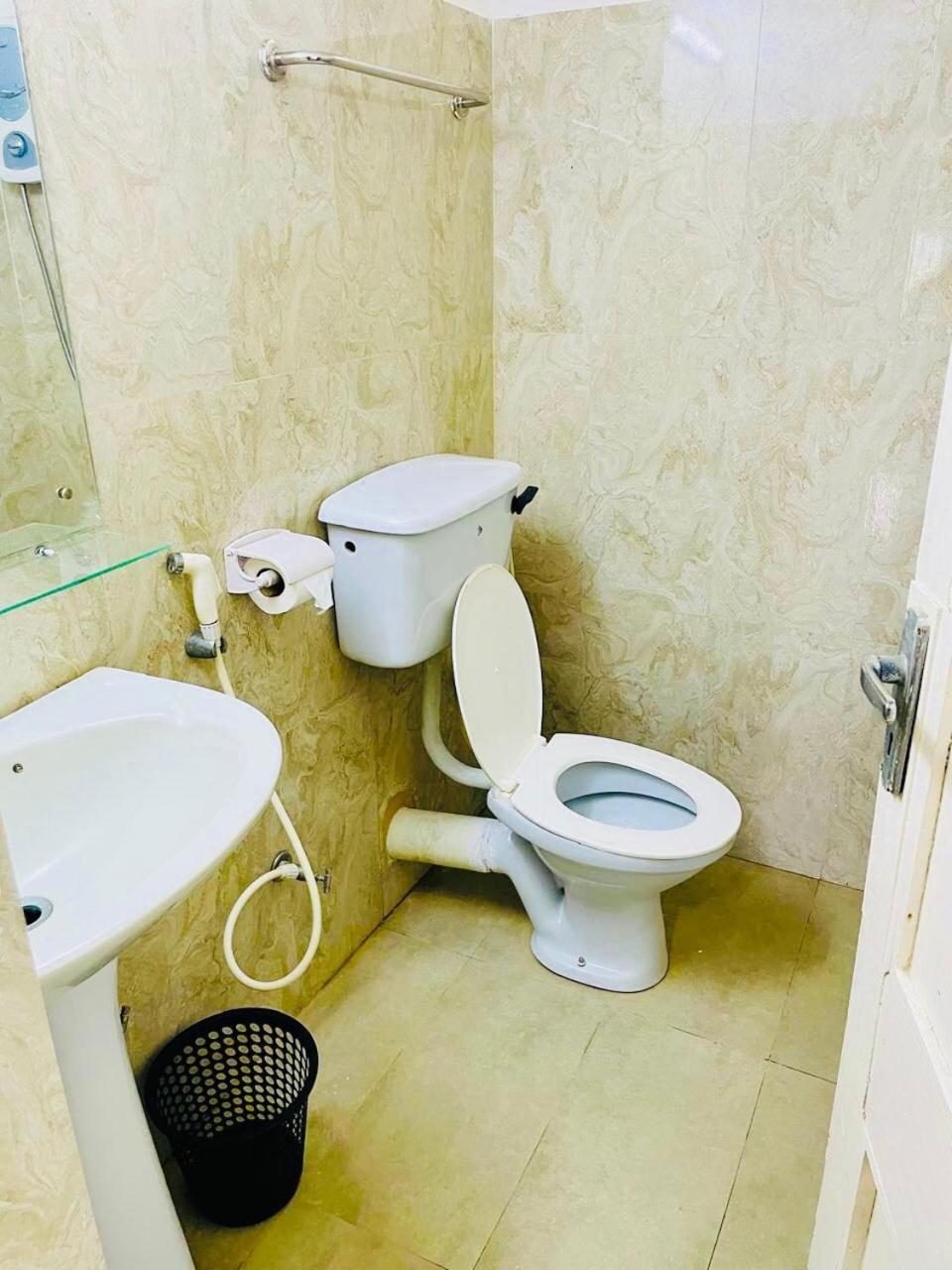 The Beez Hotel Негомбо Екстериор снимка